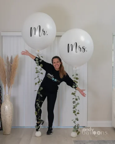 Mr & Mrs jumbo helium balloons with eucalyptus string, a chic and elegant decoration for weddings or anniversaries